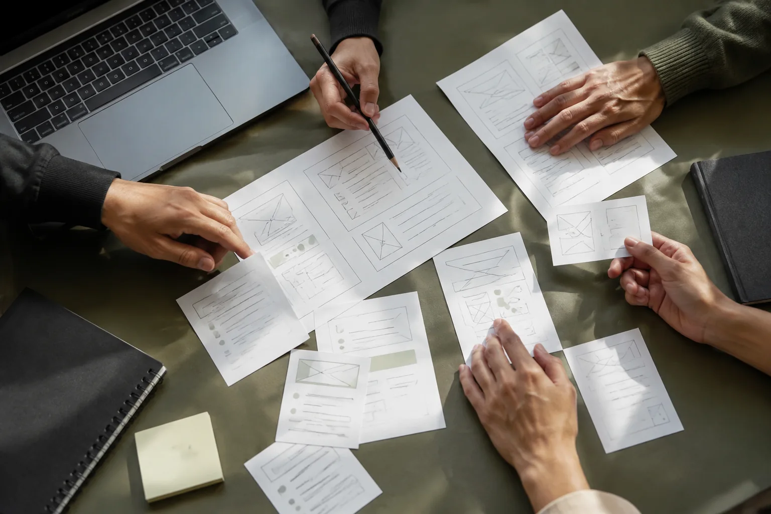 Mesa de trabajo con bocetos y planificación de una aplicación